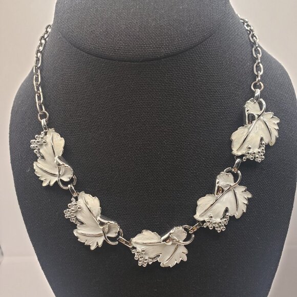 Vintage Sarah Coventry Whispering Leaves White Enamel Necklace - Picture 5 of 12